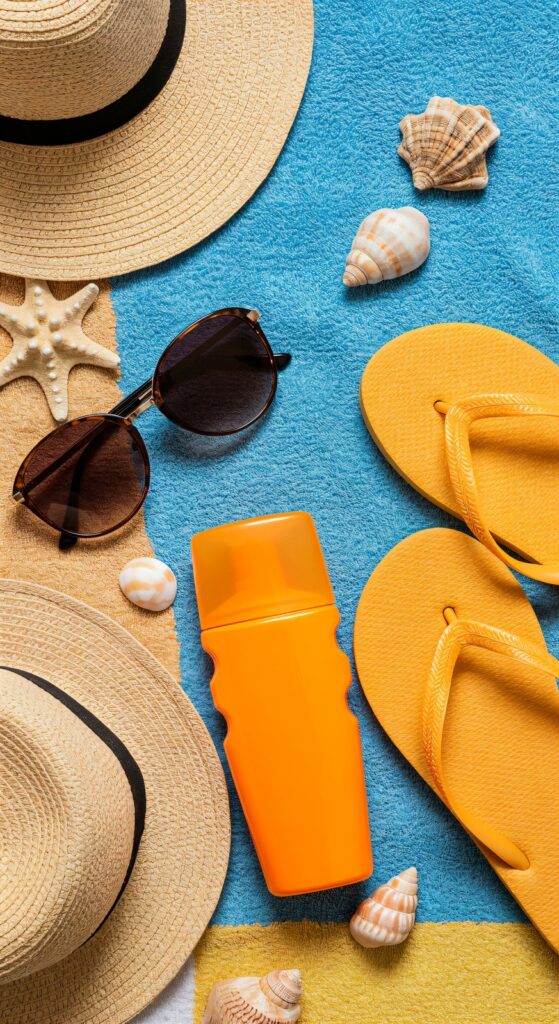 immagine con cappello occhiali da sole ,conchiglie e ciabatte